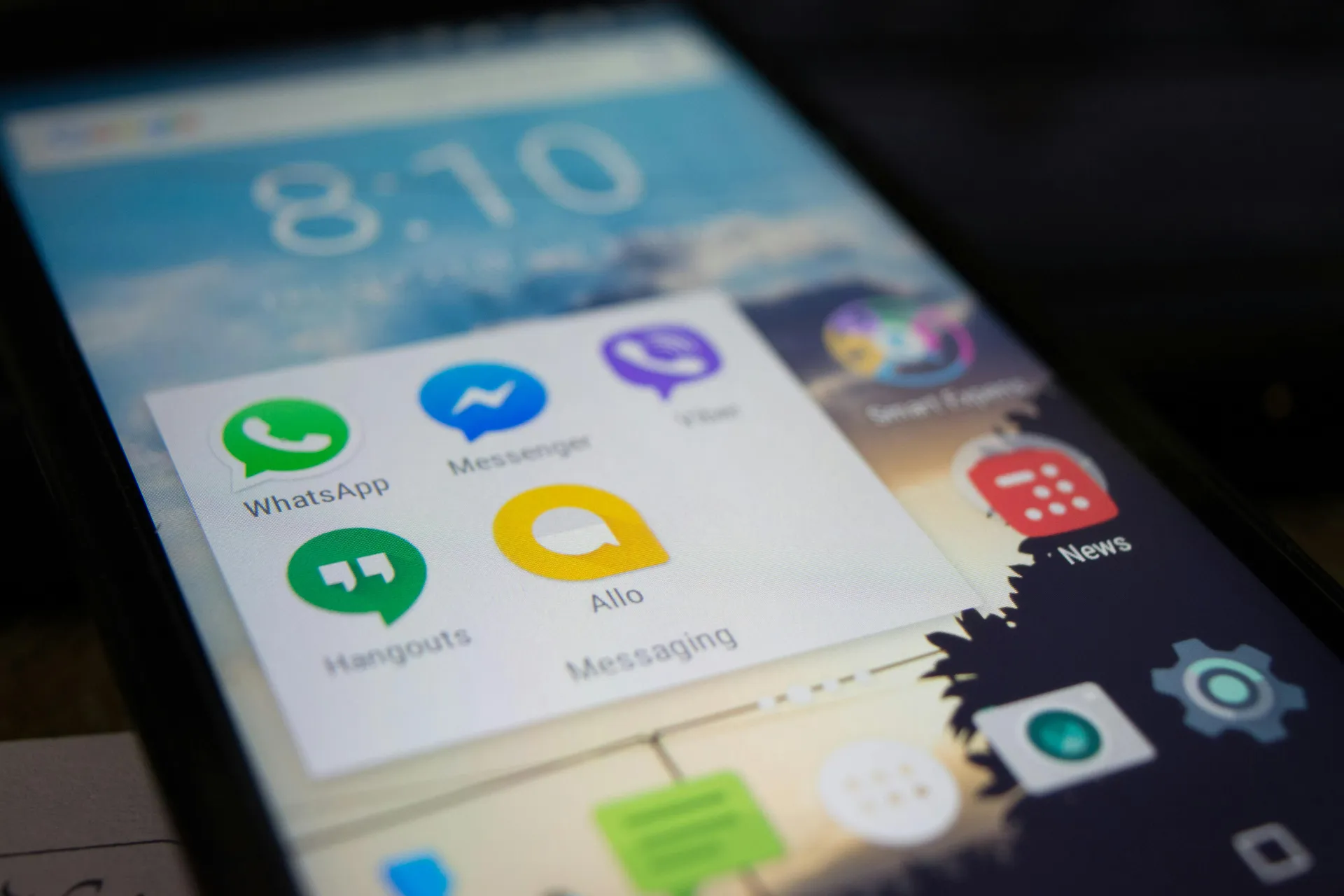 Smartphone exibindo aplicativos de comunicação